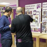 Ausstellung Besuchende