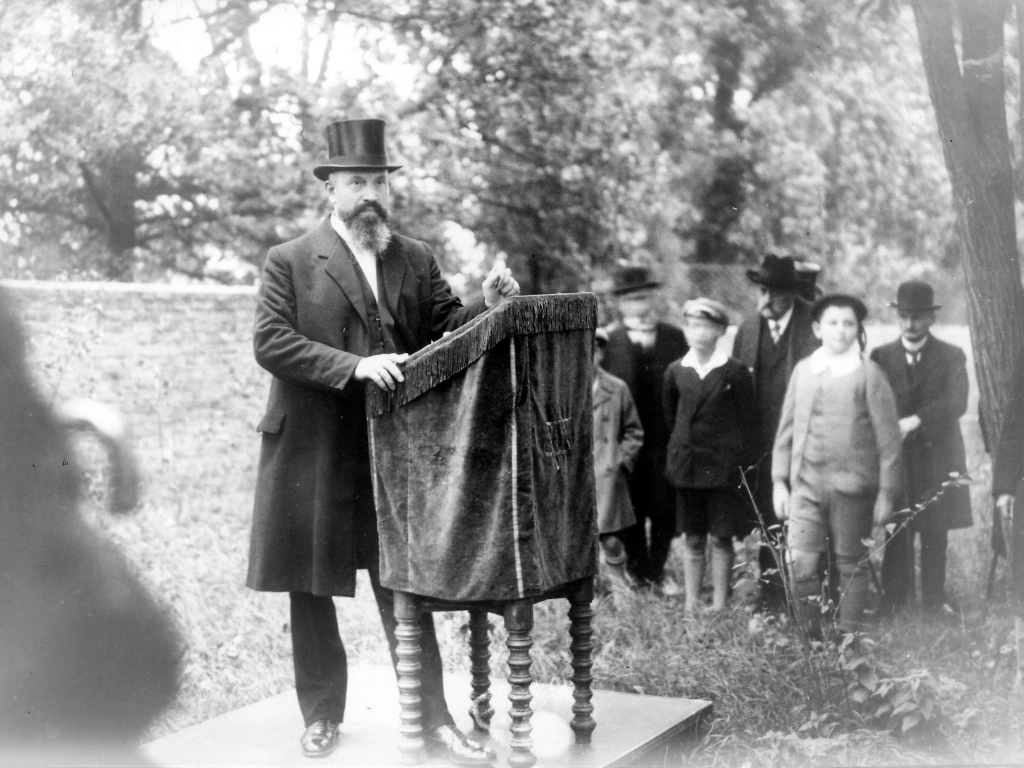 Rabbiner Sali Levi bei der Eröffnung des Denkmalfriedhofs am 3.10.1926